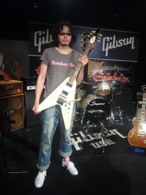 Gibson Japan 本日は斉藤和義さんの誕生日 Happy Birthday To Kazuyoshi Saito Today Http T Co Qqj9d3fd