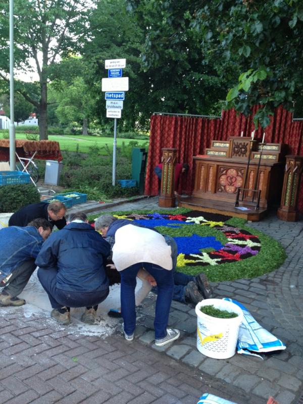 Het bloementapijt ... De laatste beetjes! #bronk-in-Eijsden