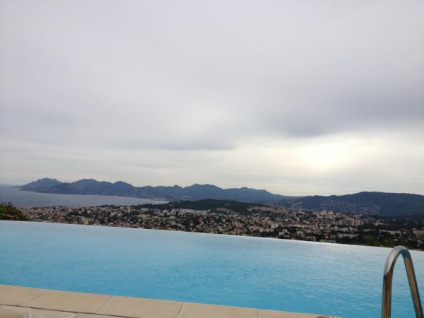 Au bord de la piscine à Cannes chez Thierry et Charles avec @