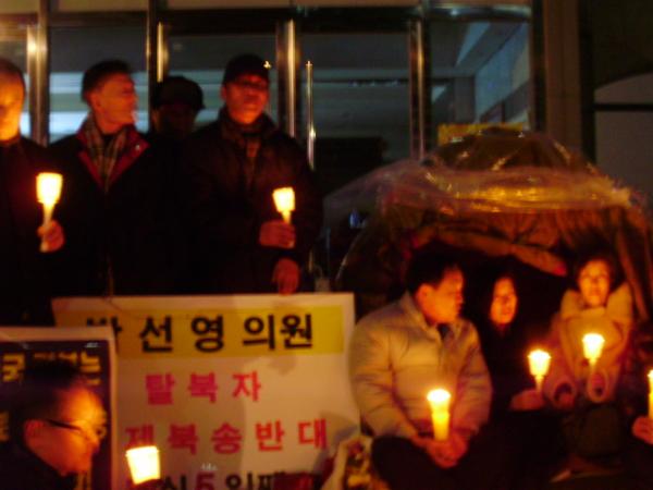 StorypinKR's tweet photo. [ 탈북자 강제북송반대 7천만 인증샷 캠페인 ] 사진은 계속 바꿔서 올림 • 중국정부는 탈북자 강제북송 중지하라 • 중국정부는 탈북자 난민지위 인정하라! http://t.co/dffIP443