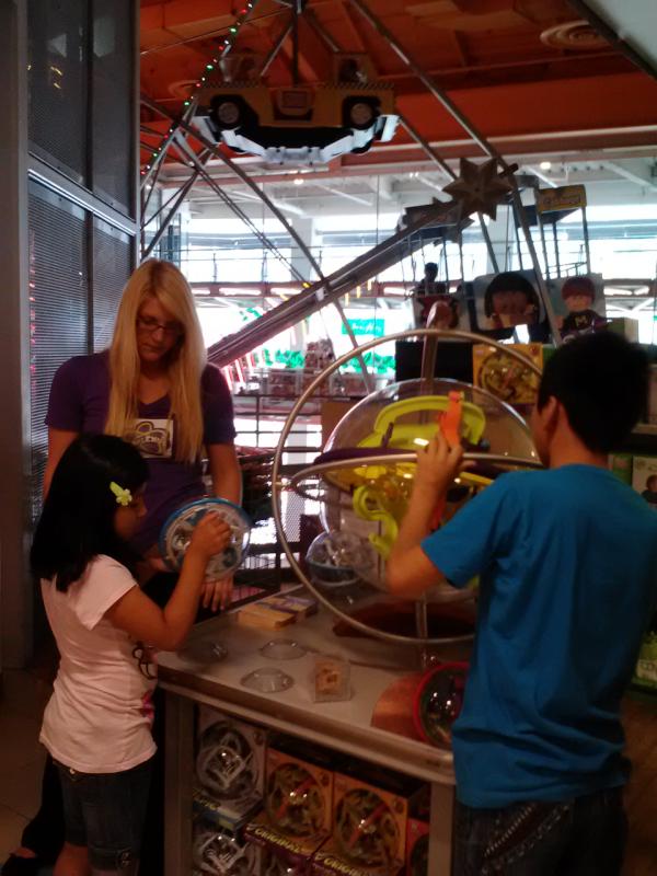 PerplexusTour's tweet image. Packed house today at @ToysRUs #timesquare. Stop by today to see the #superplexus in action! #Perplexustour