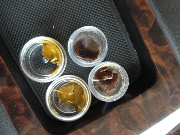 josealvarez0583's tweet photo. Amber glass hash &amp; some cookie wax http://t.co/XNSfG4hu