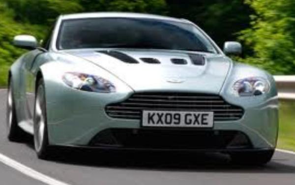 GeissRobert's tweet photo. Wisst ihr, ich habe auch darüber nachgedacht mir den neuen Aston Martin V12 Vantage zu holen.

Oder doch lieber beide? http://t.co/VnsGfOaH