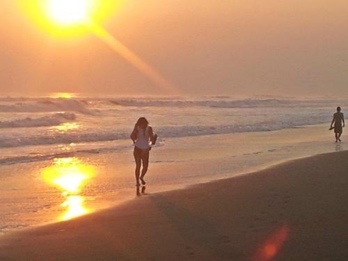 Liz_Rainbow's tweet photo. Woke up this morning, go to the beach and see people running, so why not join them!! http://t.co/lCjOJhWa