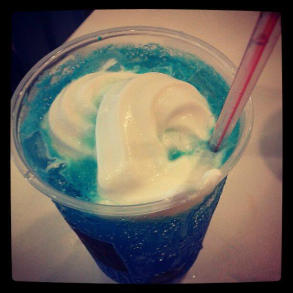 vanessajoyceeee's tweet image. Sana Tanduay Ice Blue Illusion na lang to. HAHAHA! #BlueberryFloat.