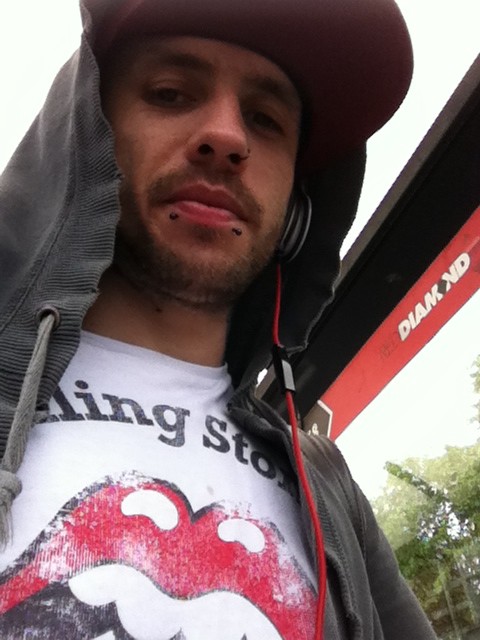 simoaftermath's tweet photo. Waiting in the rain -_- all good tho listen to @MeekMill flexing what a tune http://t.co/vNE38ERK