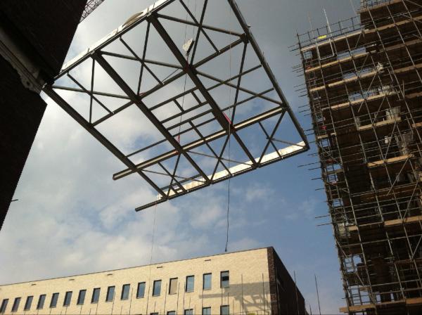 Meander_bouwt's tweet photo. Knap staaltje vakwerk: inhijsen van de staalconstructie voor de dakopbouw van de verpleegafdelingen. http://t.co/CinKtiSY