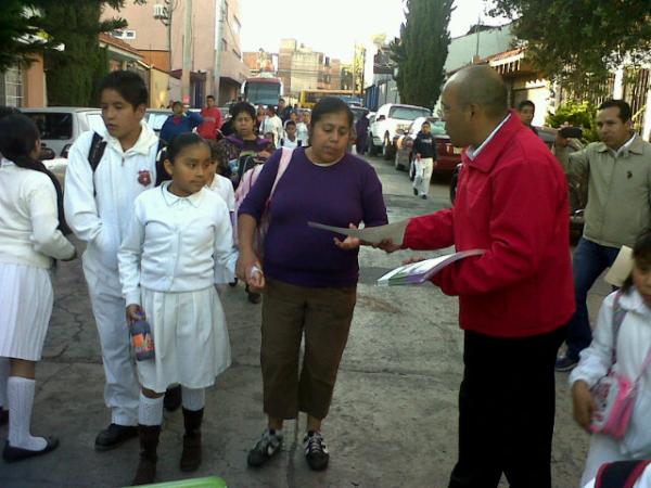 endoquiric02's tweet photo. @juanjmillanm cerca de los niños   #juntosmas por la educación en la col. Palo solo #huixquilucan http://t.co/QPdyhDX3