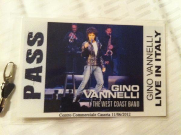 GnassiDino's tweet photo. È una piccola ma grande soddisfazione, essere sul palco con Gino Vannelli. Stasera, in concerto. http://t.co/6lUmEG6H