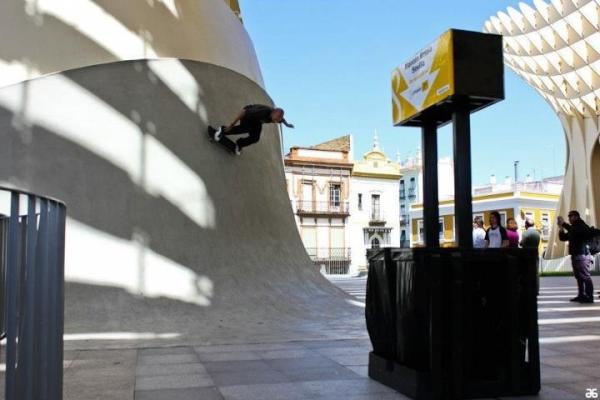 SobranCausas's tweet photo. No solo de hacer música vive el hombre. Nuestro frontman desafiando a la gravedad #skate #metal http://t.co/CMVaiX3v