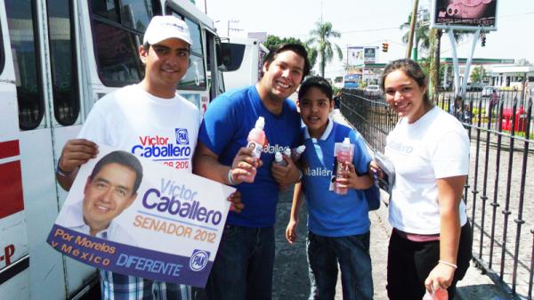 CaballeroVctor's tweet photo. Los jóvenes son uno de mis mayores motivos para seguir trabajando por un mejor #morelos. #cuernavaca #senador http://t.co/PxRkEv2y