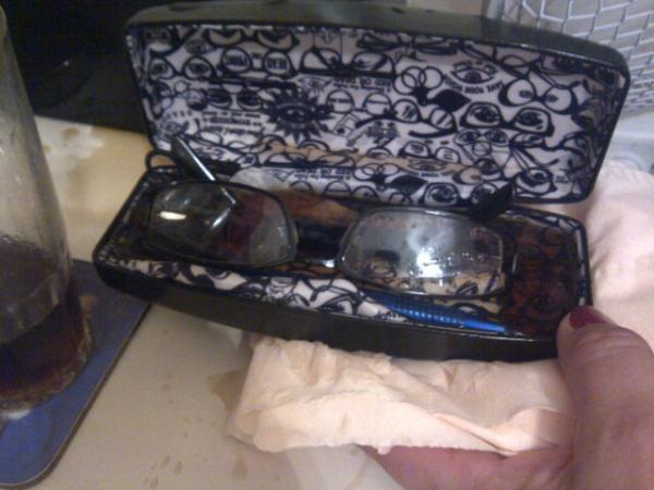 _hollyvictoriax's tweet image. LOL mum spilt her bacardi and coke everywhere, then refilled it 3 times spilling all 3 again somehow #loosingtheplot