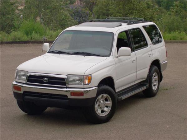 Man held up NE PDX bank&amp;car-jacked customer.May be driving '97 Toyota 4 Runner.RT@Mark_Hanrahan  @kgwnews 
@NW32TV