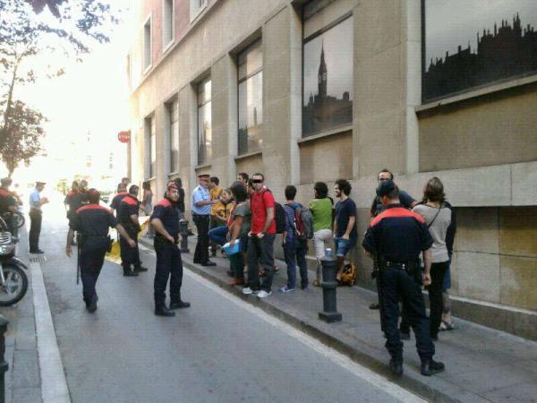 UniIndignada15M's tweet photo. Les estudiants d @UBRaval q han anat a donar suport a treballadores d DERBI retingudes i identificant-les a c/Pelai http://t.co/XqGMlpdE