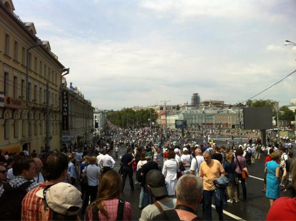 KiselnieBerega's tweet photo. В ожидании колонны. Тут здорово. http://t.co/2JS5amJ9