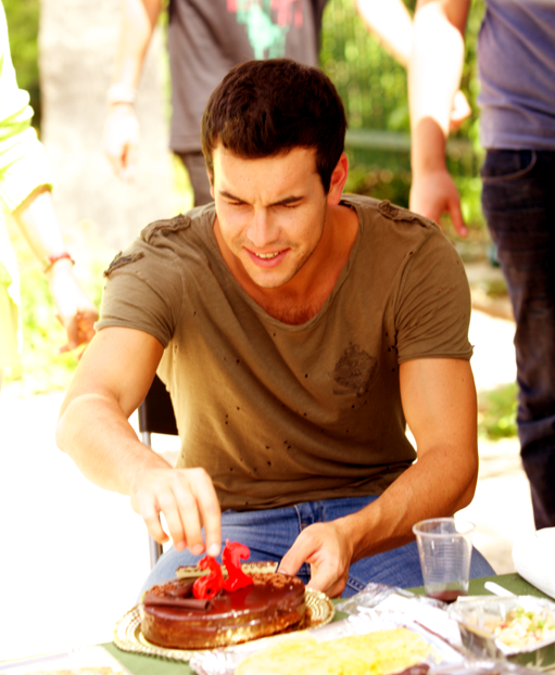 BlogMario_Casas's tweet photo. Mario Casas celebrando su 26 cumpleaños en el shooting de la nueva campaña de Mustang! http://t.co/MorO9Q54