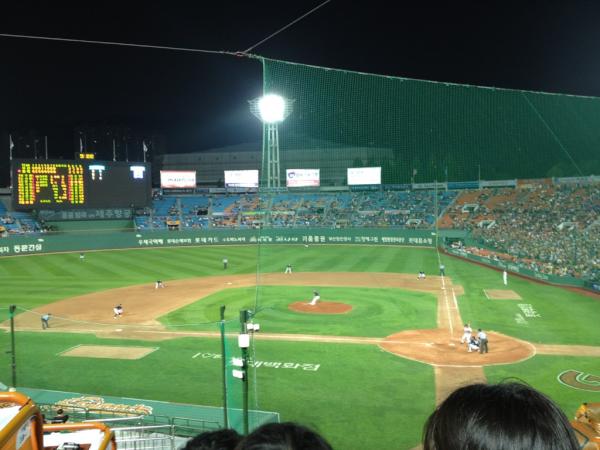 hasmin2's tweet photo. 거참 세상 오래살고 볼일일세 내가 야구장을 다 와보고 ㅎ http://t.co/mCD79N5a