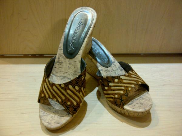 junocorners's tweet photo. Secrethings on line now available in our store ;) #batik cap solo wedges http://t.co/xIxZuyP1
