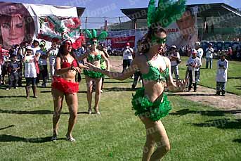 izucar's tweet photo. Mujeres con colores del PRI animan previo al mitin de @EPN en Izúcar de Matamoros, Puebla. http://t.co/BETld8H2 /vía @voto12