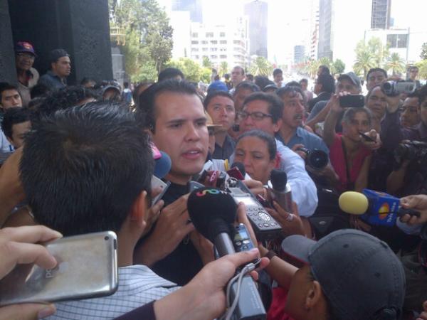 ExpansionMx's tweet photo. Un integrante de GeneraciónMX dice que el movimiento #YoSoy132 quedó infiltrado  por los partidos de izquierda http://t.co/VtcVBJhW
