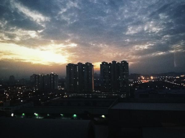 hat6363's tweet image. If the sun rises in the east and Chennai is nice n bright by 6:45am, why does here look like this? #GeoFail