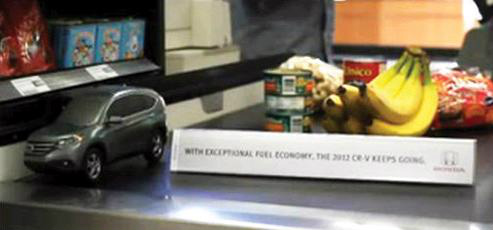 KOSIGN_2012's tweet image. 'With exceptional fuel economy, the Honda CR-V keeps going(뛰어난 연비, 혼다CR-V는 계속 간다)'
계산대 컨베이어벨트를 이용한 자동차 광고! 혼다는 달린다! 쭈욱~