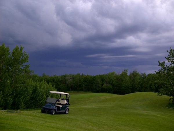 GoGolfAlberta's tweet photo. Just finished a #beauty nine @elkislandgolf before the lightening storm. #keeptheswinglow @Stebs_22 http://t.co/ZWgt9GPM