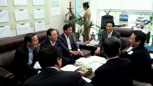 comazi's tweet photo. "@yiwy57: 이완영입니다. 여러 의원님들과 전통시장 활성화를 위한 회의를 가졌습니다. 앞으로 정기적으로 모임을 가질 예정입니다. 팀장은 나성린 의원님이시고 저는 간사를 맡았습니다. 열심히 하겠심더^^ http://t.co/g2TcNKGm"
