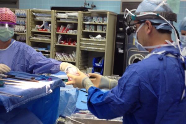 YES!!! Colin's surgical team hands his donor kidney to Caleb's surgeon, Dr. William Goggins. #calebskidney