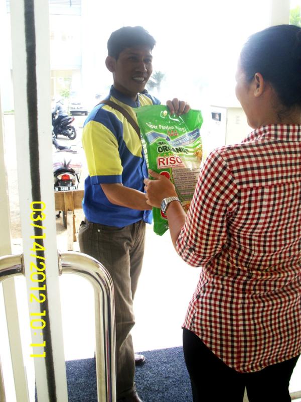 beras_organic's tweet photo. Tweeple, Home Delivery dgn minimum order Rp.250,000 langsung diantar ke depan pintu rumah... http://t.co/4JJULazr