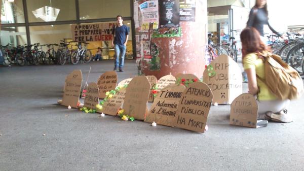 AntropoUB's tweet photo. Cementeri de la universitat pública. Avui a selectivitat. UB raval http://t.co/zTFD6UtA