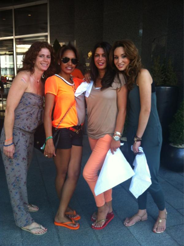 <a href="/WinonahDejong/">Winonah de Jong</a> <a href="/Bouchra_vPersie/">Bouchra van Persie</a> en <a href="/sabiaboulahrouz/">Sabia Boulahrouz</a> zijn er klaar voor, #neddui en goodbyeracism.com #EKvrouwen