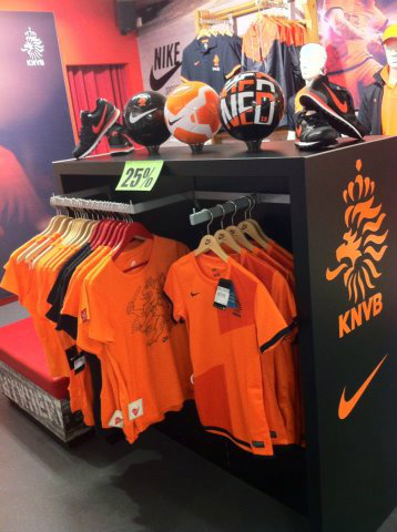 ISmeijers's tweet photo. Support onze oranje toppers in stijl! Nu 25% korting bij Intersport Meijers! http://t.co/IVWSnQsS