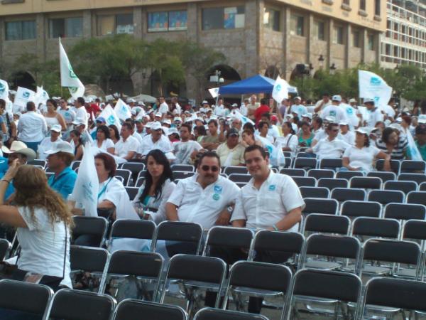 <a href="/LuisRoldan_NA/">Luis Roldan Gonzalez</a> se hace presente en la #quadrillacuatrosiete en #gdl esperando ka llegada de <a href="/g_cuadri/">Gabriel Quadri</a> al Cabañas