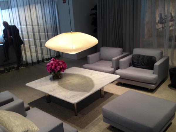 TOTOUSA's tweet image. Lighting Design Trends: Over-sized lighting dramatizes the intimate setting. #NeoCon12 #interiordesignchat #kbtribe