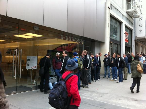 工藤智行 今朝のapple Storeの行列 先頭の人に何の行列か尋ねたらretina Macbook Proの行列とのこと Http T Co Zisas4rj 工藤智行 今朝のapple Storeの行列 先頭の人に何の行列か尋ねたらretina Macbook Proの行列とのこと Http T Co Zisas4rj