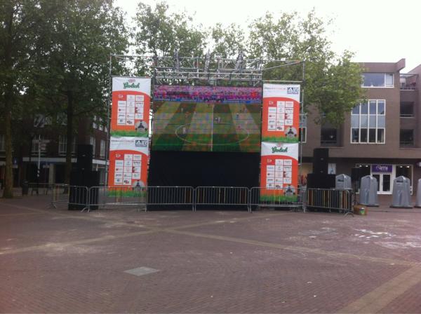 Led-wall en audiosysteem staan klaar voor de wedstrijd Nederland - Duitsland! Met <a href="/MediaCows/">MediaCows</a> op de markt in Zevenaar!