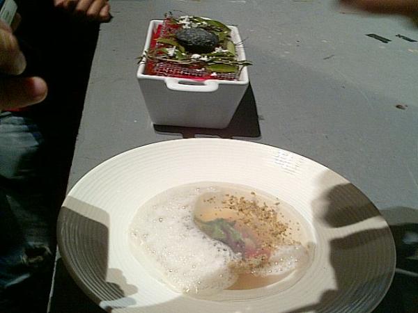 lasrutasdevero's tweet photo. Aguachile y almejas, @daniel_ovadia en #MFM2012 http://t.co/oRGuFH5z