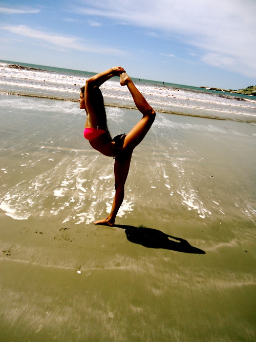 MySBucketList's tweet photo. I want to do this! 7. Take a picture doing gymnastics on the beach! She is perf! <3 http://t.co/8PWqwJu9