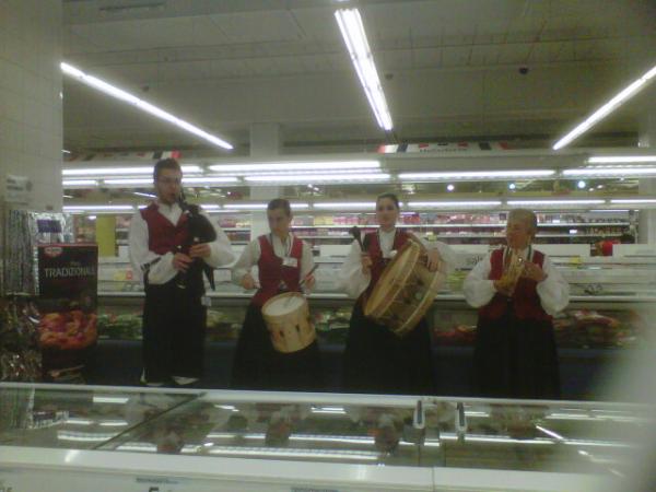 Tocando en los Carrefour catalanes, por cortesía de los productos de El Bierzo!