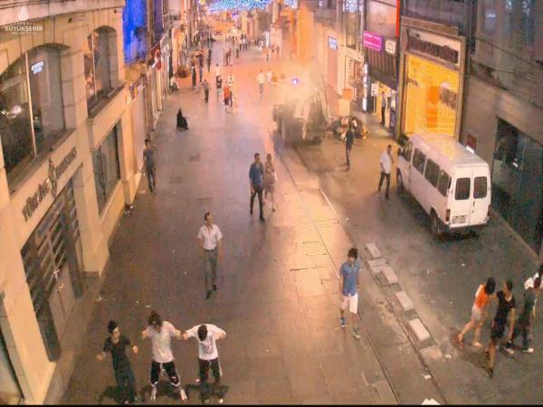 Matraxçılar istiklal caddesinde yengeç dansı yaparken... Burası Sokak Burası #Matrax <a href="/zekikayahan/">Zeki Kayahan Coşkun</a>