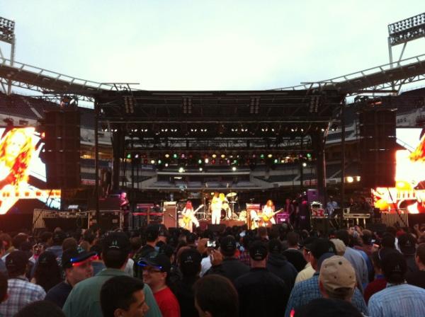 HomeyTim's tweet image. #clus #cae petco park San Diego. Chicks playing led zep.  Weezer in a half hour