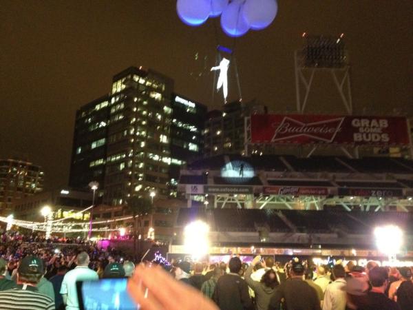 jimmyt_3's tweet photo. Be safe, crazy balloon lady. #CLUS #fb http://t.co/nGgCHSoE