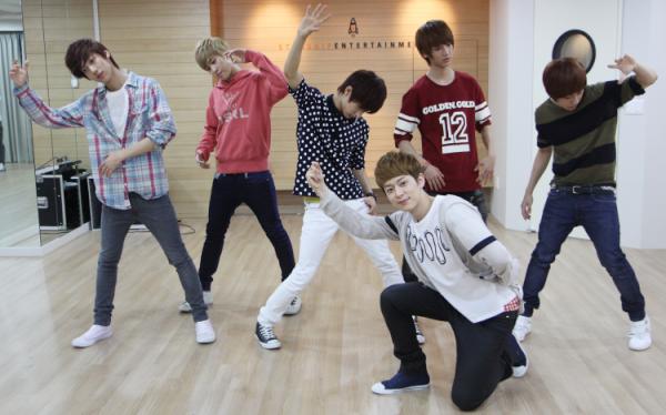 1theK's tweet photo. 보이프렌드 연습현장 셀프 카메라 투척!
열심히 연습한 만큼 오늘 엠카부터 시작될 방송도 기대 많이 해주세요~;D
그럼 네이버뮤직 독점으로 공개된 셀카 영상 감상하러 고고! http://t.co/PpBKOPWO http://t.co/XIxj6TNl