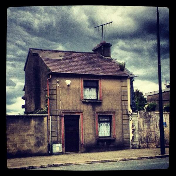ODArchitects's tweet photo. I think this house needs a hug! Or maybe just levelled. http://t.co/k6vKl0tv