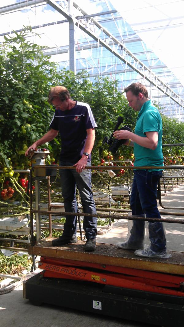 astridagroguide's tweet photo. Opnamen in volle gang voor #KasMagazine bij 1 van de tevreden gebruikers van #vitalisers van #AgroGuide http://t.co/8rJiT6gE