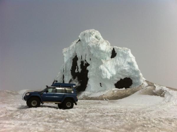SandrinavdVoort's tweet photo. Bij de krater van de Eyjafjajokull, de vulkaan die in 2010 is uitgebarsten. http://t.co/SY7RHxgE