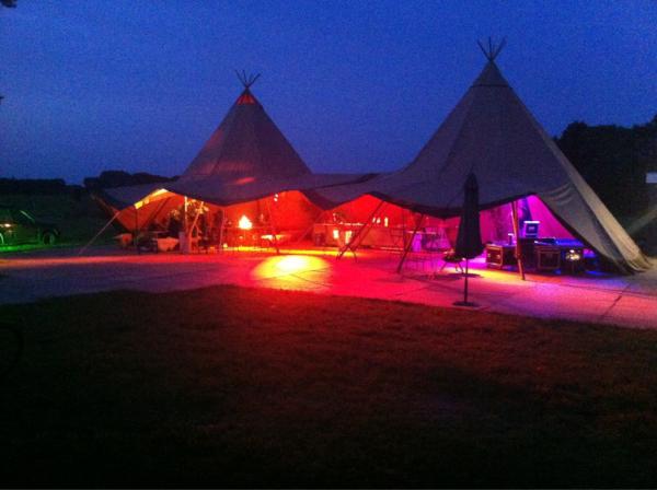 Vandaag een bruiloftset met veel sfeerlicht gebouwd! Veel zaallicht in de Tipitent en HQI-armaturen buiten! #leuk!