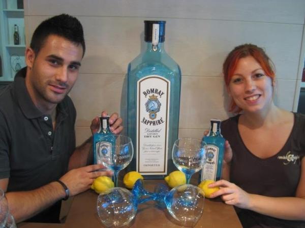 malagrapa's tweet photo. Avui comença la ruta Bojos del Gin&amp;Tonic i al Malagrapa us oferim el Bombay Sapphire! http://t.co/YrfNbGHS