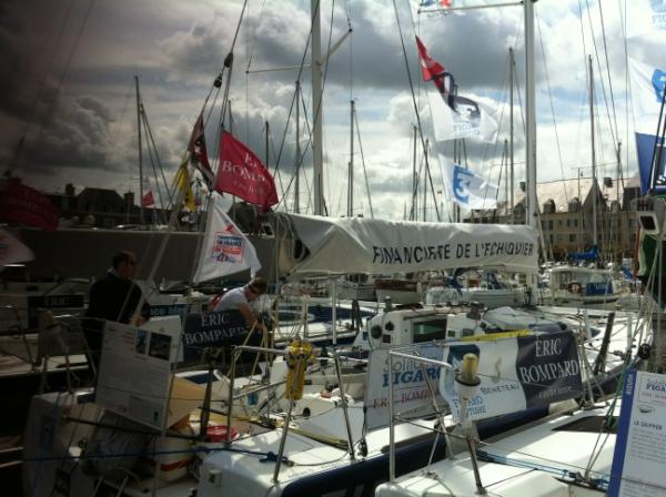 Thomas_Normand's tweet photo. Le Figaro Financière de l Échiquier sous le soleil de Paimpol, le bateau est prêt. Thomas étudie les fichiers météo http://t.co/uiB918CU